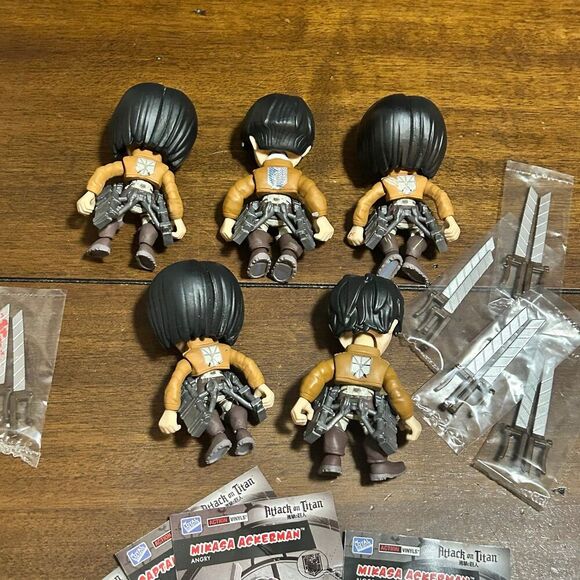 Attack on Titan Anime Miniature Figures Lot of 5 with accessories and cards - Picture 4 of 5
